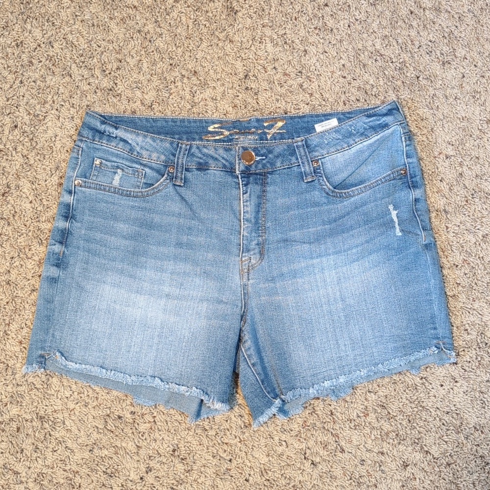 Seven 7 Frayed Weekend Denim Light Wash Distressed Shorts SZ 12 - Picture 2 of 13